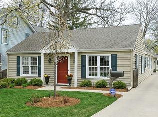 131 Wildwood Rd, Lake Forest, IL 60045