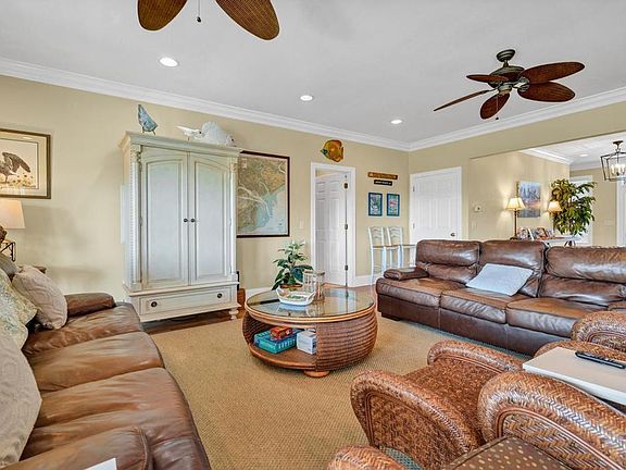 3rd image of 402 Pompano Rd