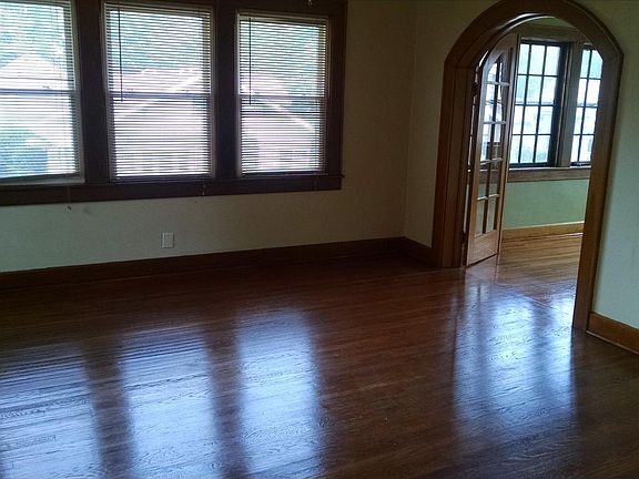 4th image of 607 W University Ave