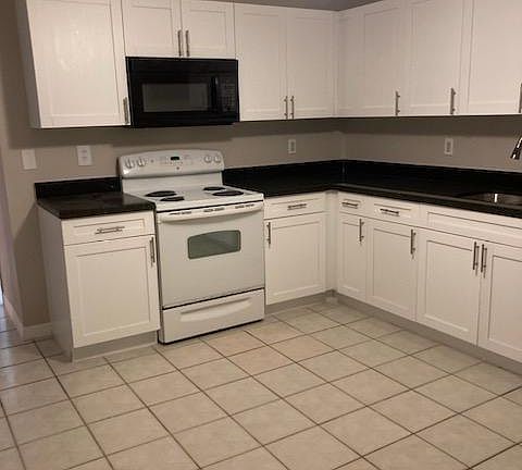 2nd image of 9332 Tacoma Ave APT B