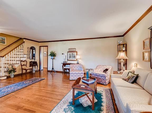 5th image of 354 S Carlyle Pl