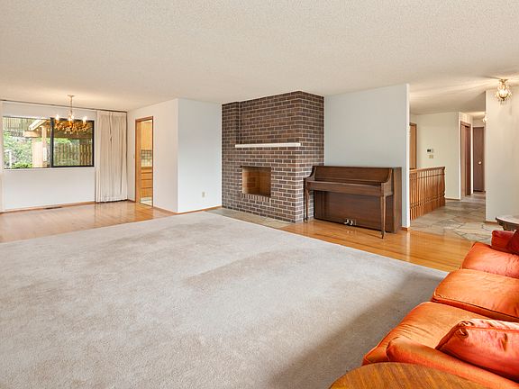 3rd image of 10001 41st Ave NE