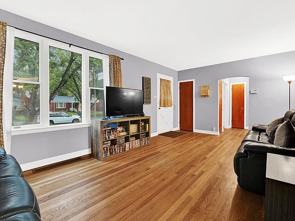 3rd image of 9947 Drury Ln