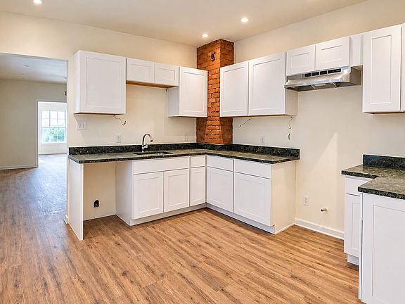 3rd image of 746 Clairmount St