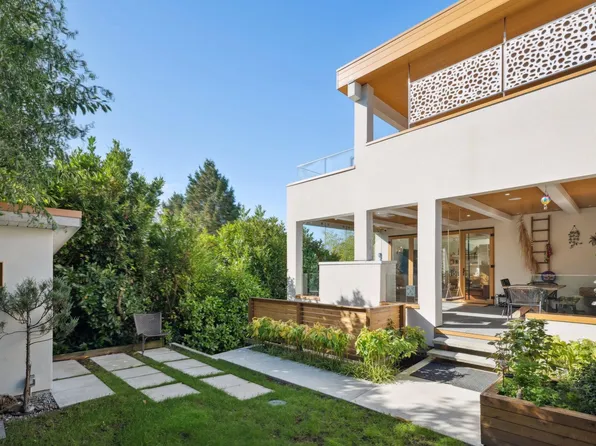 828 Stevens St, White Rock, BC V4B 4X2