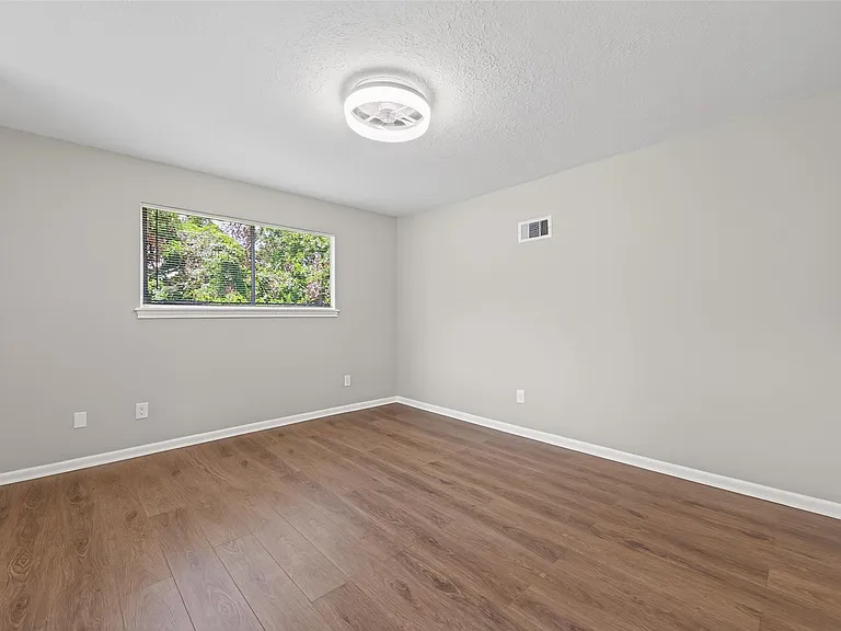 105 Glenmora Ct — Photo 31