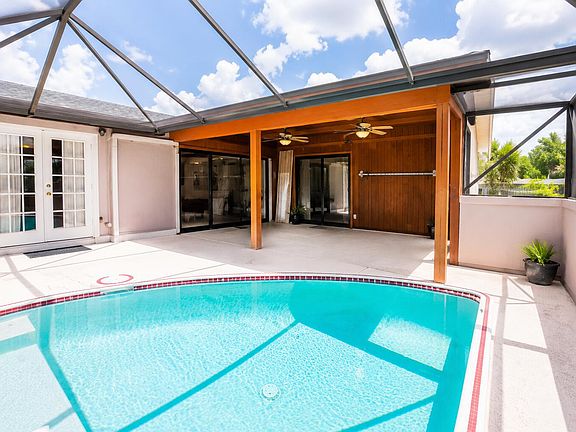 3rd image of 814 SE Corto Court
