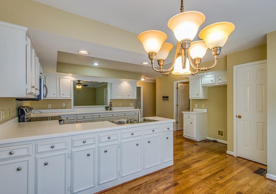 2nd image of 1521 Mooreland Blvd