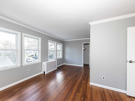 5th image of 38 Lloyd Ave
