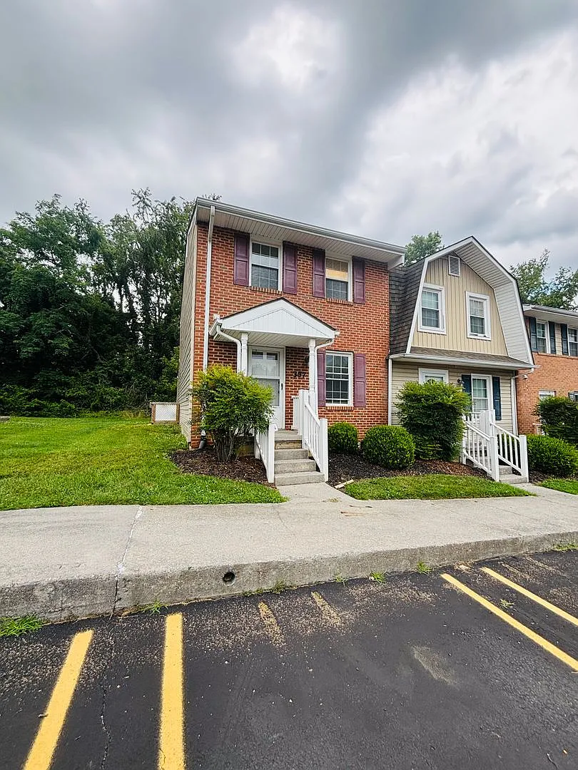 2 Bedroom, 1.5 Bath Townhouse — Photo 2