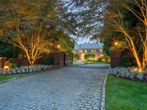 8 Saddle Ridge Road, Old Westbury, NY 11568