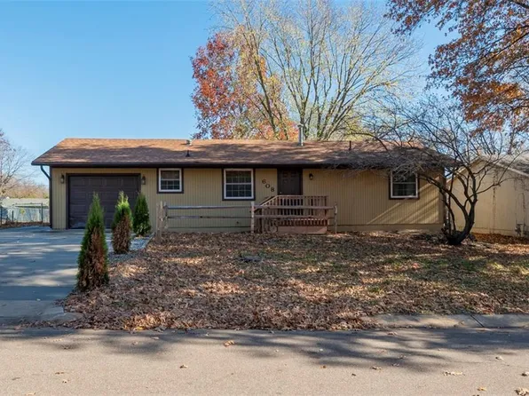 608 N 4th St, Carbondale, KS 66414