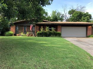 2520 Huntleigh Dr, The Village, OK 73120