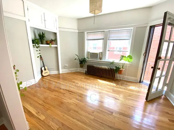 1055 W Dakin St #2, Chicago, IL 60613