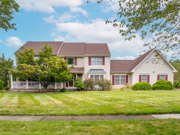 11 Endicott Ln
