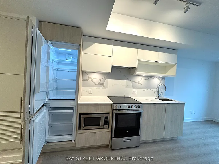 100 Queen St E #2117 — Photo 4