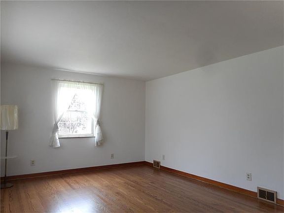 4th image of 505 Charles St