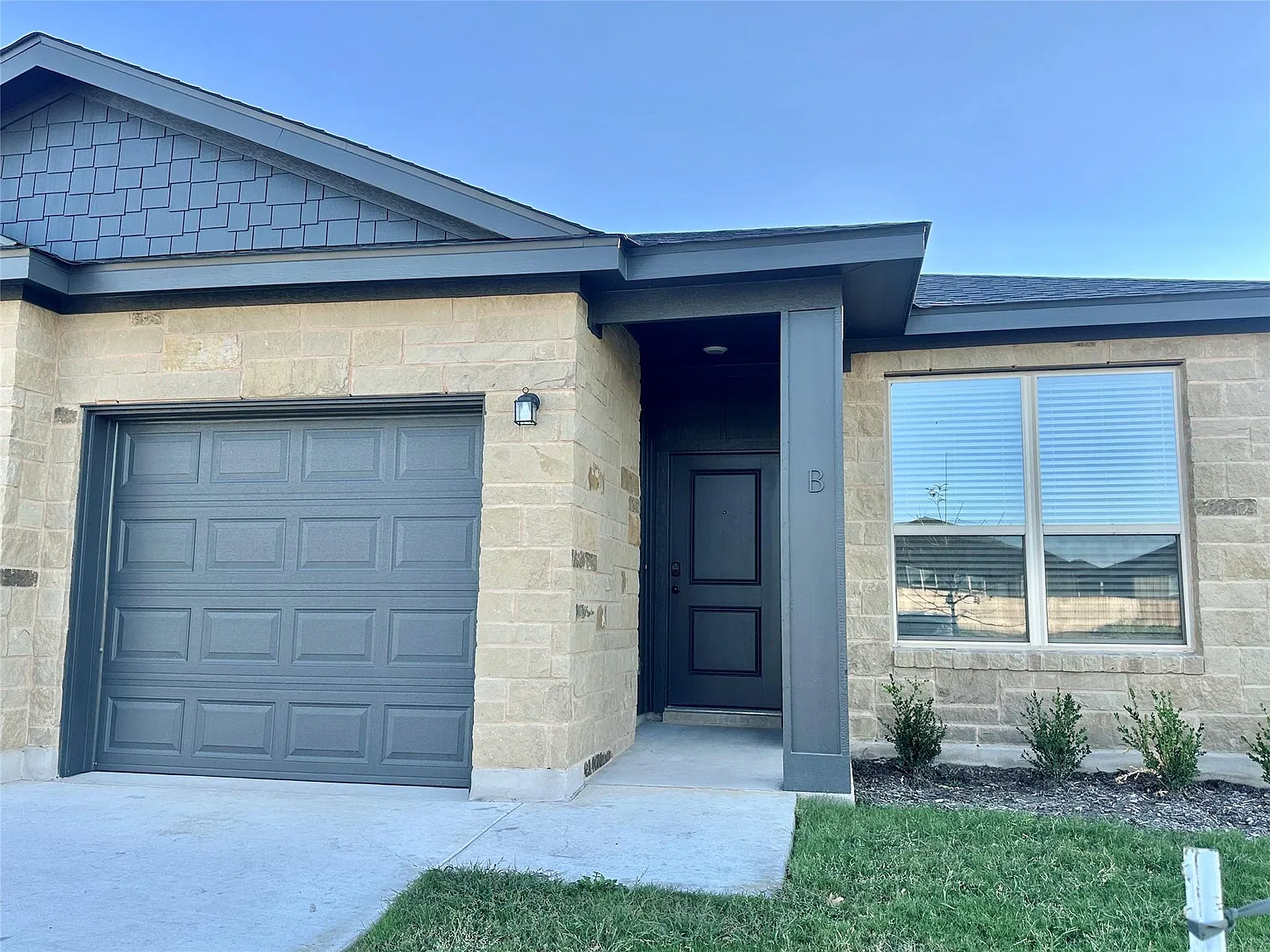3 bed, 2.0 bath, 1175 sqft, $1,500 — Photo 2