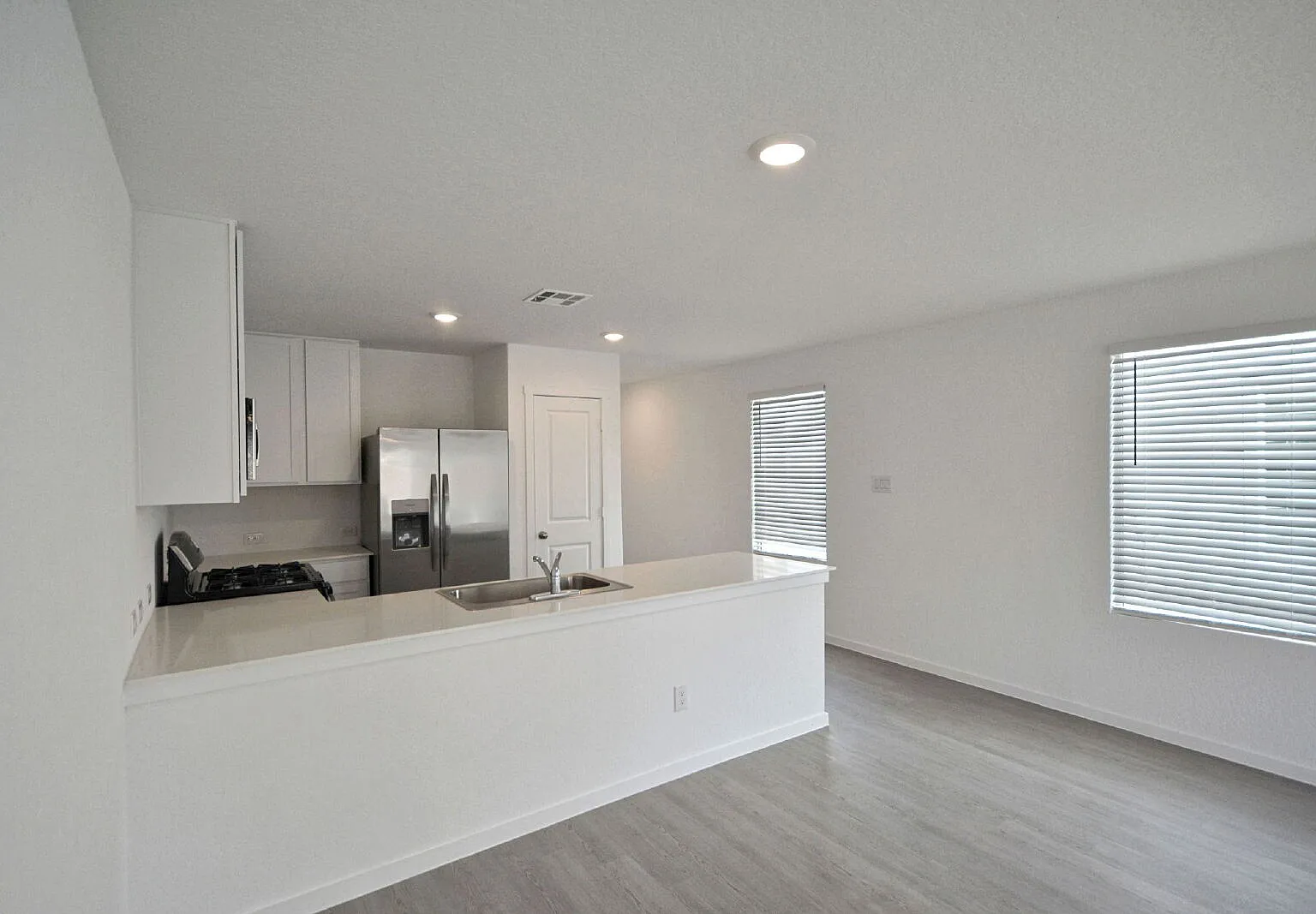 3 bed, 2.0 bath, 1380 sqft, $1,350 — Photo 2