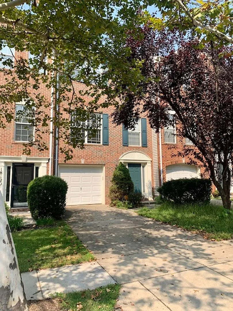 Beautiful 3 BR 2 FB, 2 HB with garage, deck, patio, come see! — Photo 2