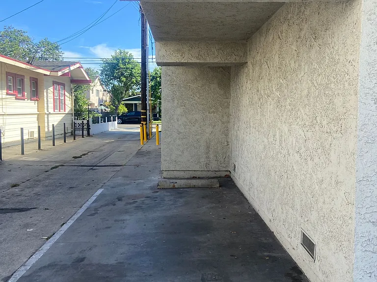 2415 E 6th St — Photo 20