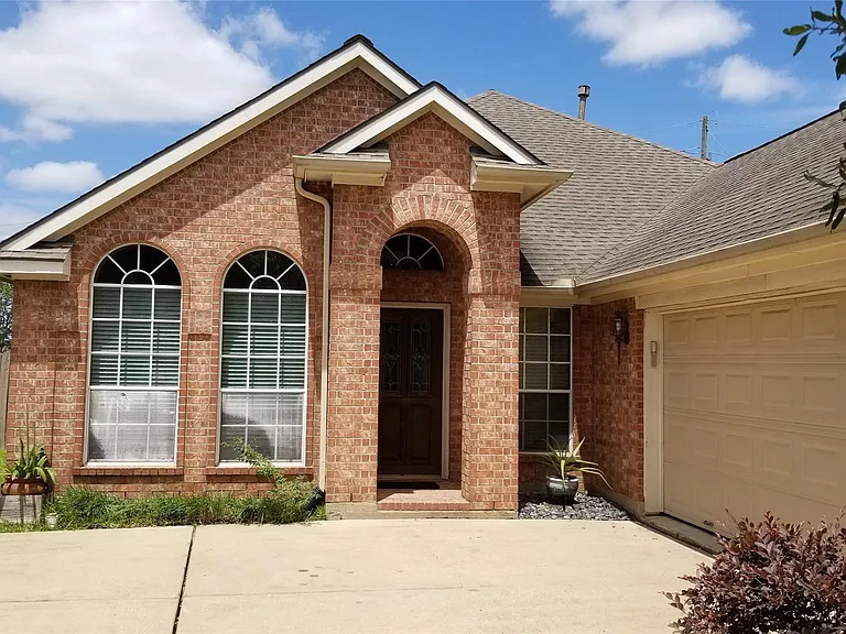 935 Rock Springs Dr — Photo 1