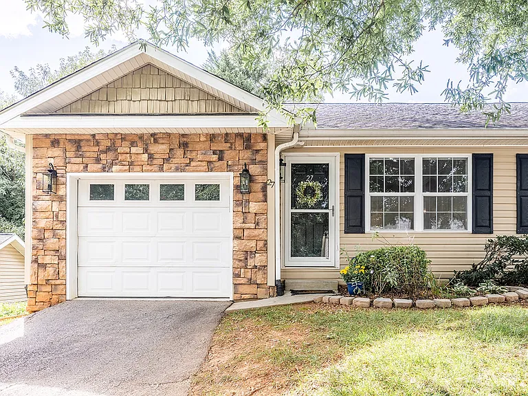 27 Kirby Rd — Photo 1