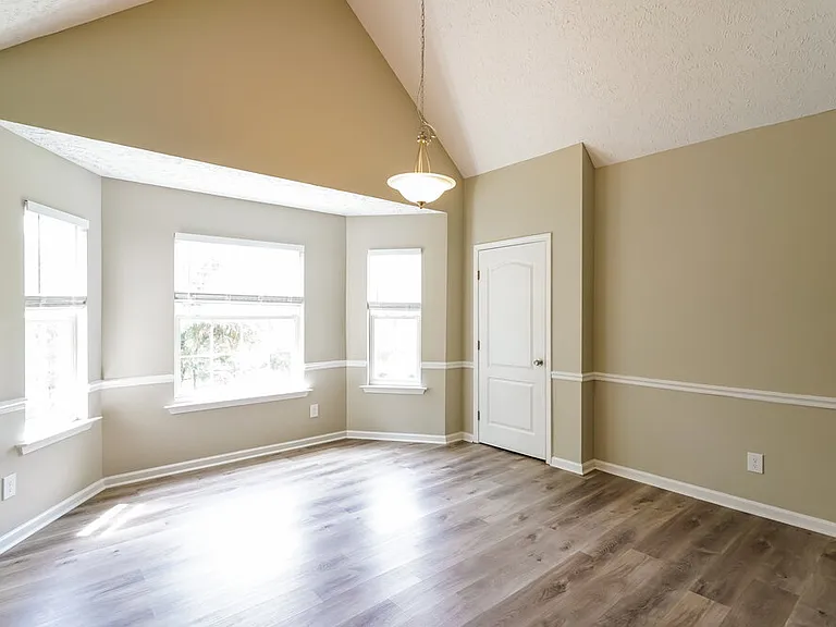 1902 Champlain Dr — Photo 6