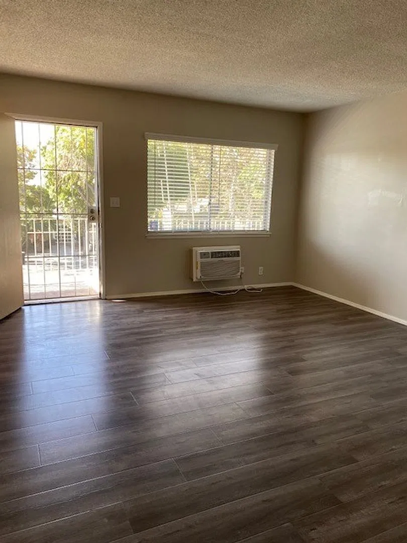 7353 Comstock Ave — Photo 3