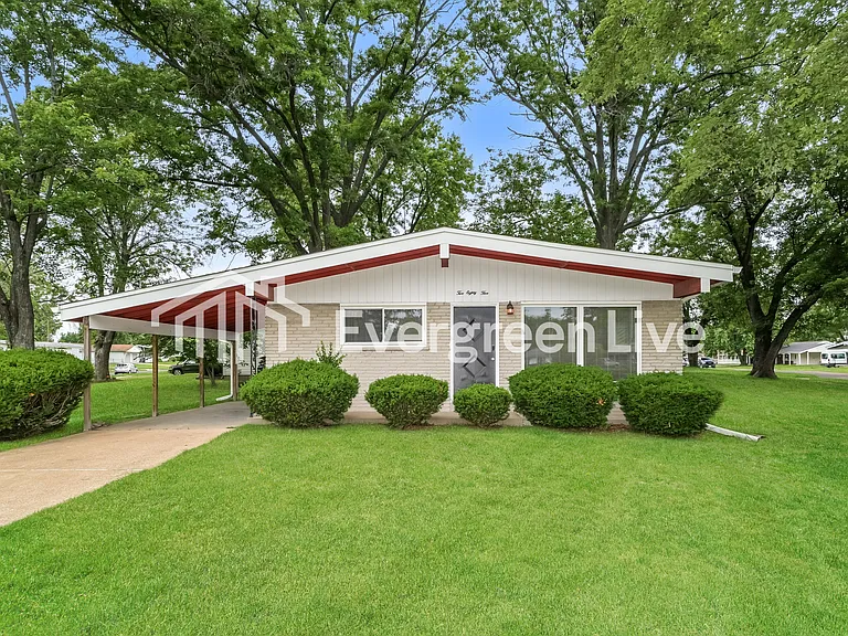 285 Versailles Dr — Photo 1