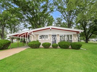 285 Versailles Dr, Florissant, MO 63031
