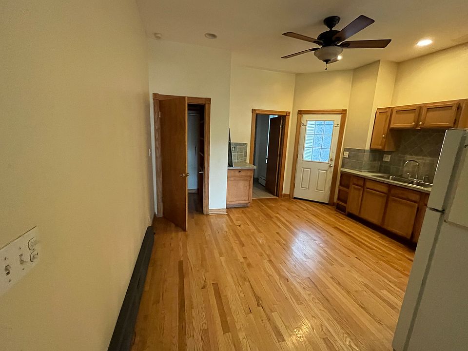 Tall ceilings! beautiful floors!