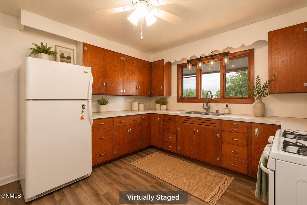 404 8th St N, New Salem, ND - More