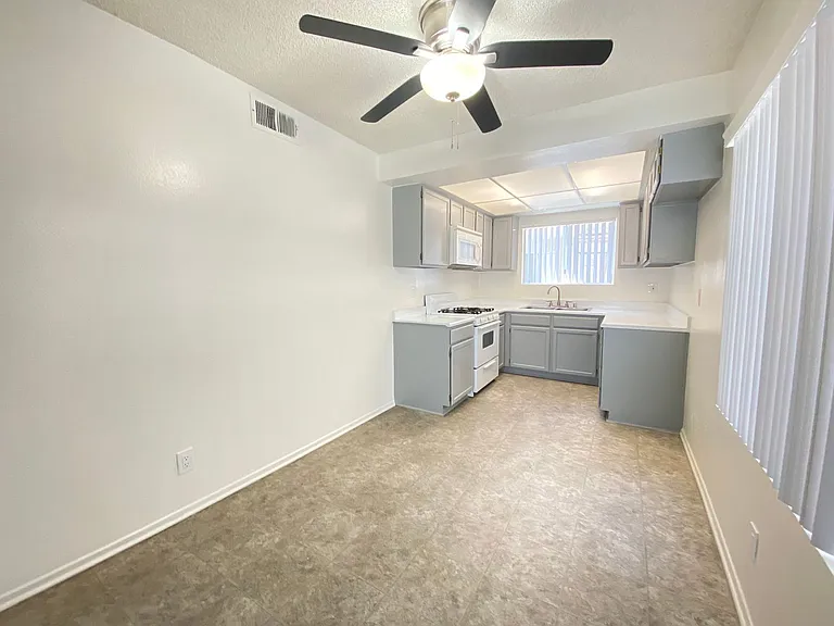 Farmdale Court Apartments — Photo 41