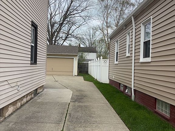 4th image of 20547 Fuller Ave
