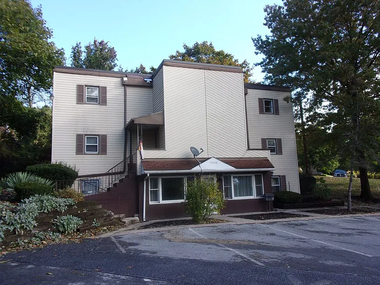 5200 Earl Dr — Photo 1