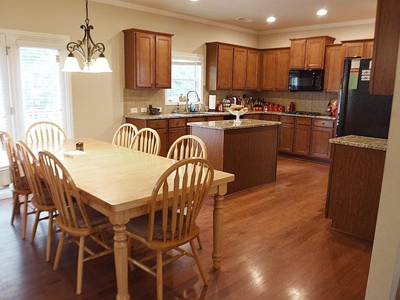 5th image of 20 Village Green Ct