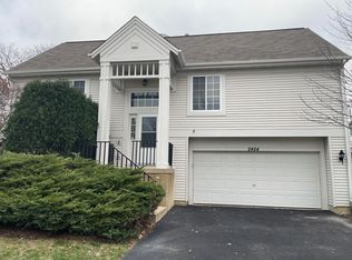 2424 Oakfield Ct, Aurora, IL 60503