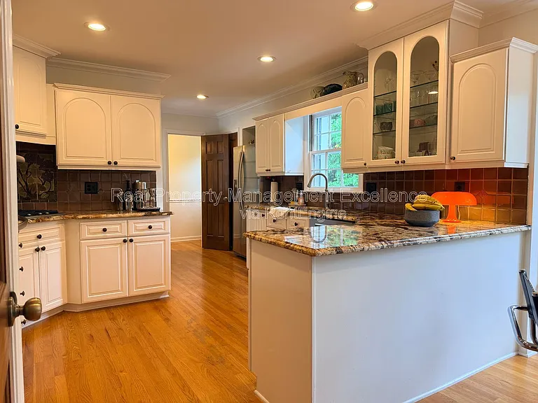 1208 Nottingham Dr — Photo 9