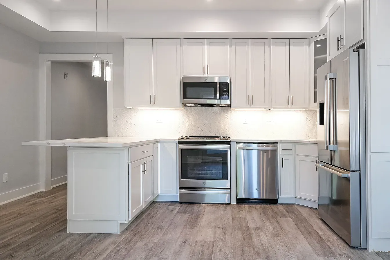 2 bed, 905 sqft, $4,700 — Photo 3