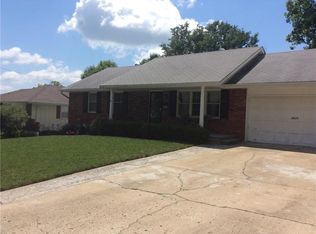 3820 Queen Ridge Dr, Independence, MO 64055