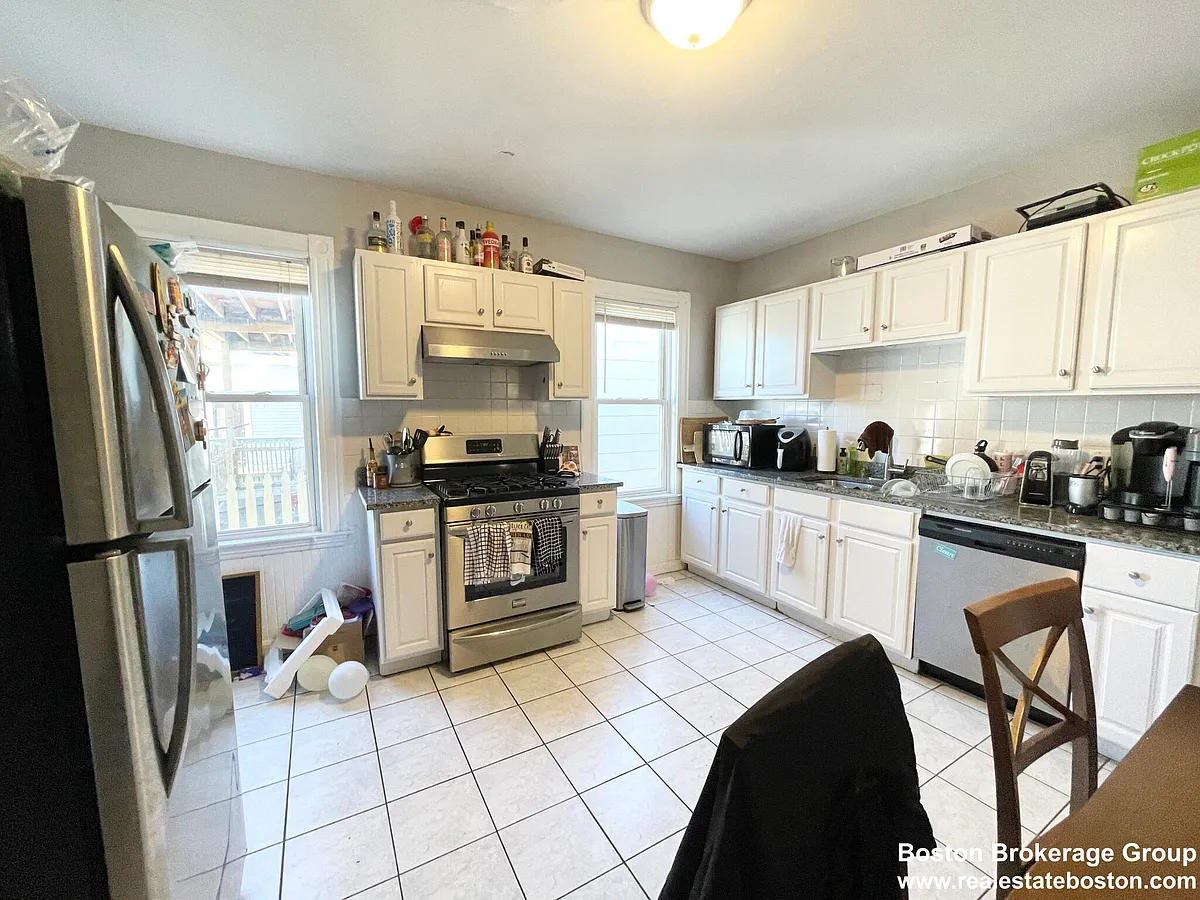 Building Photo - 9 Taft St #3