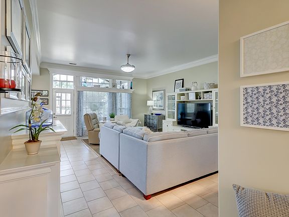 5th image of 32 Waterford Dr