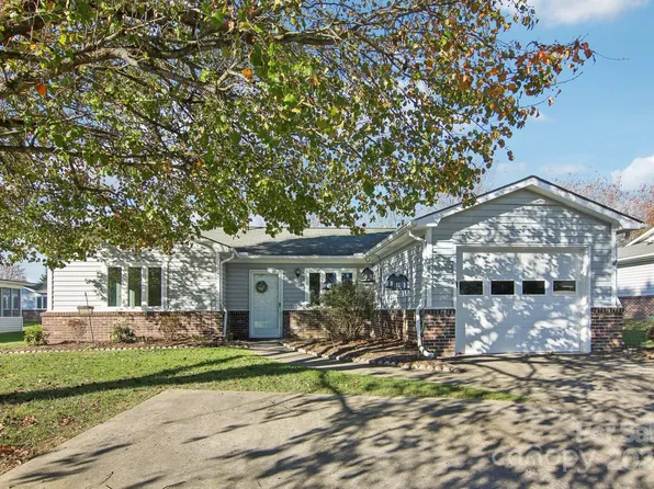 141 Derbyshire Dr, Hendersonville, NC 28792