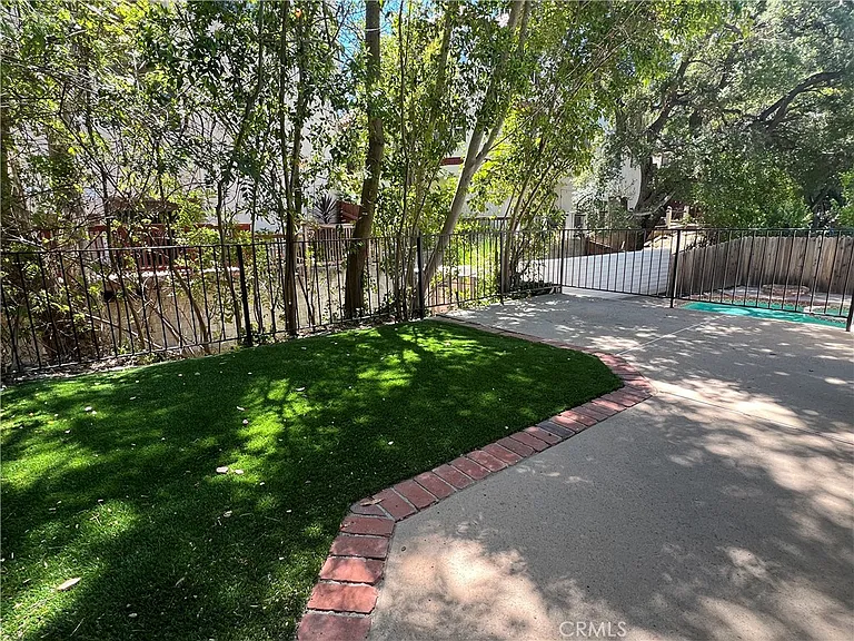 22840 Sparrowdell Dr — Photo 24
