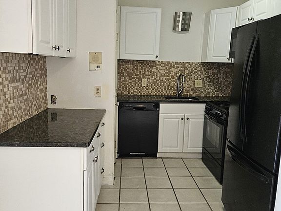 3rd image of 685 Oak St #11