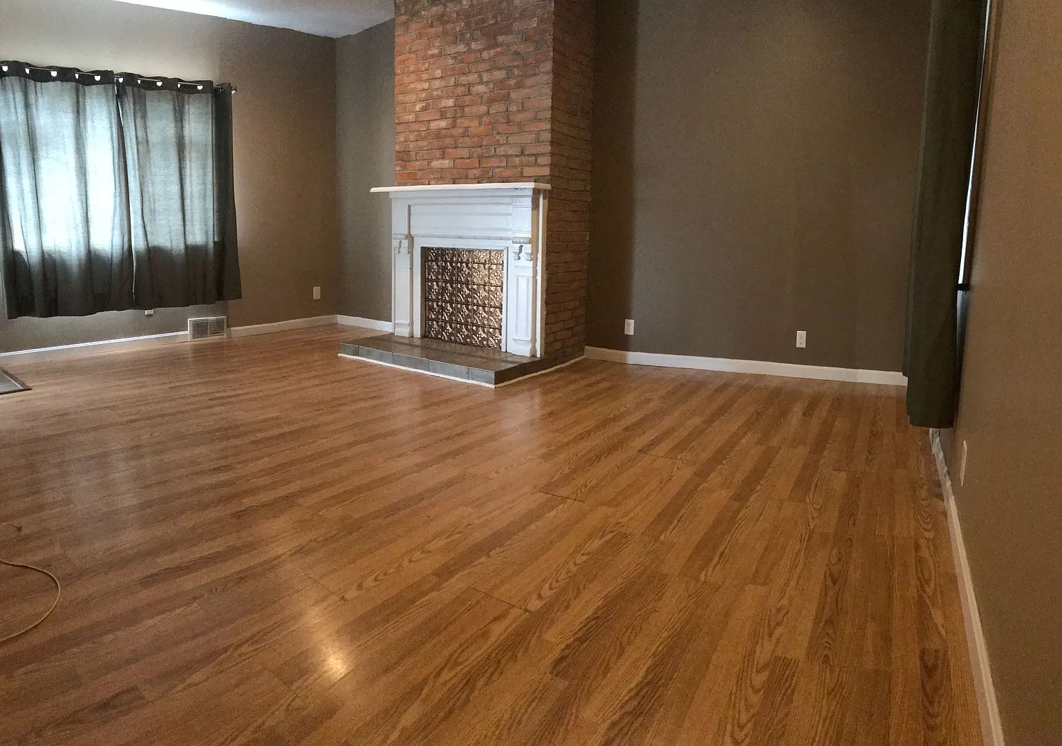 South Side - 2 Bedroom, 1 Bath Apartment - large back yard — Photo 4