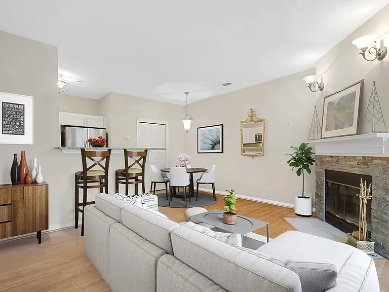 47 Bradford Commons Ln #47 — Photo 2