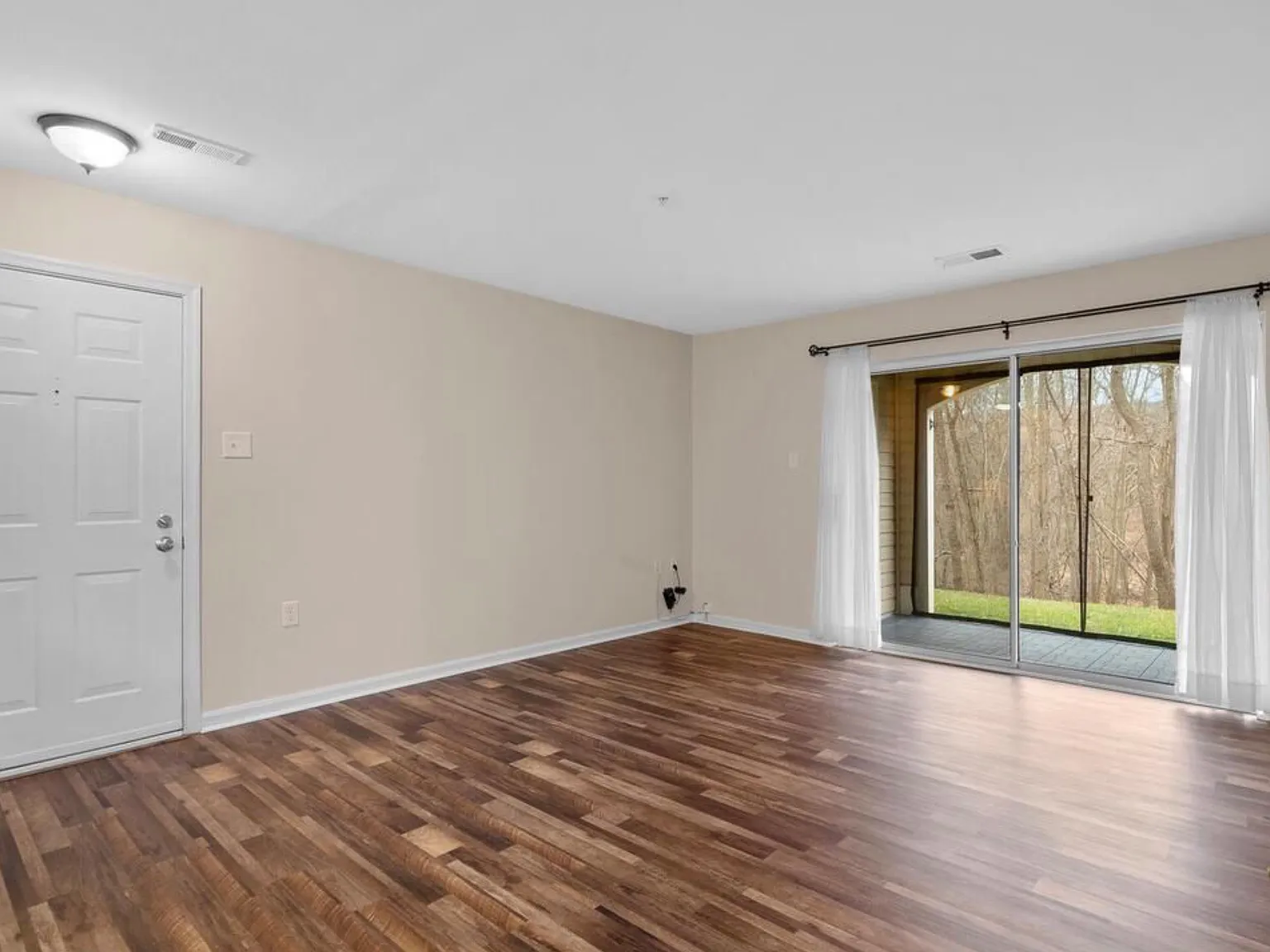 2 bed, 1070 sqft, $2,350 — Photo 3