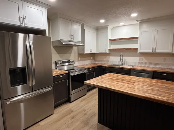 17511 Boones Ferry Rd NE, Hubbard, OR 97032